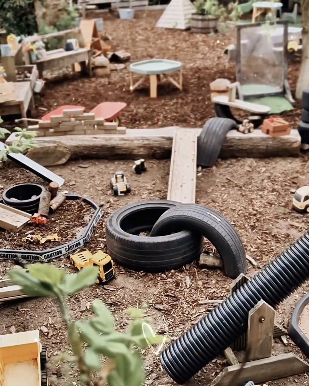 Havens legeområde med sandkasse, dæk og redskaber